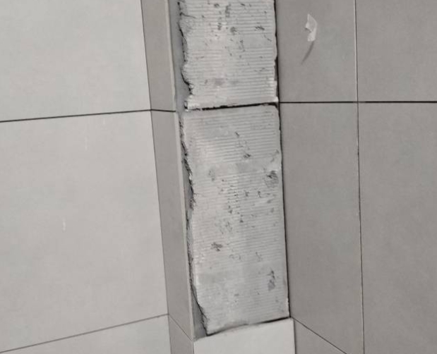 西城瓷砖空鼓维修公司分享下瓷砖施工前基层浇水润湿程度不足，可能导致以下问题
