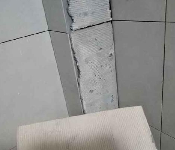 西城瓷砖空鼓维修公司分享下厨房瓷砖脱落的补救措施。